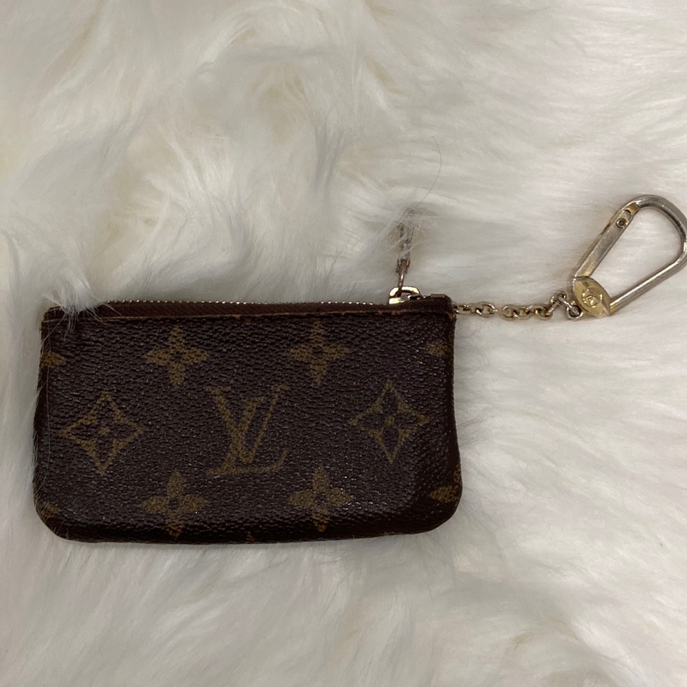 Louis Vuitton key card holder !
